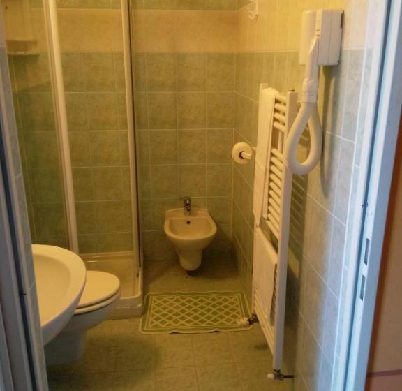 غرفة قياسية مزوَّدة بشُرفة, Azalea