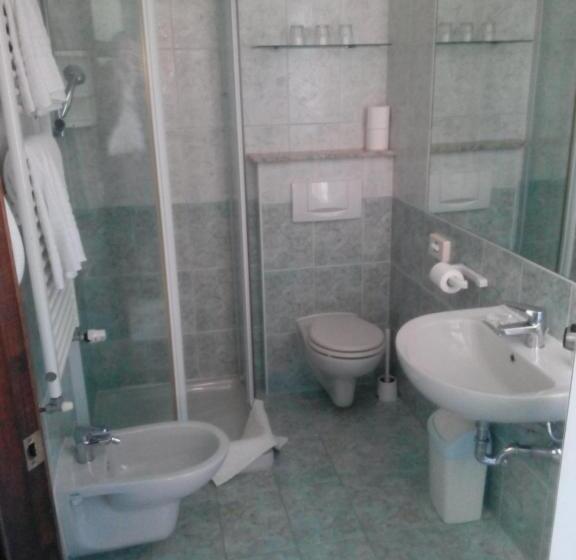 غرفة قياسية مزوَّدة بشُرفة, Azalea