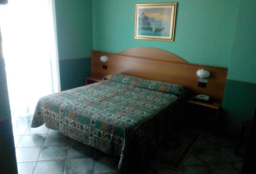 غرفة قياسية مزوَّدة بشُرفة, Azalea