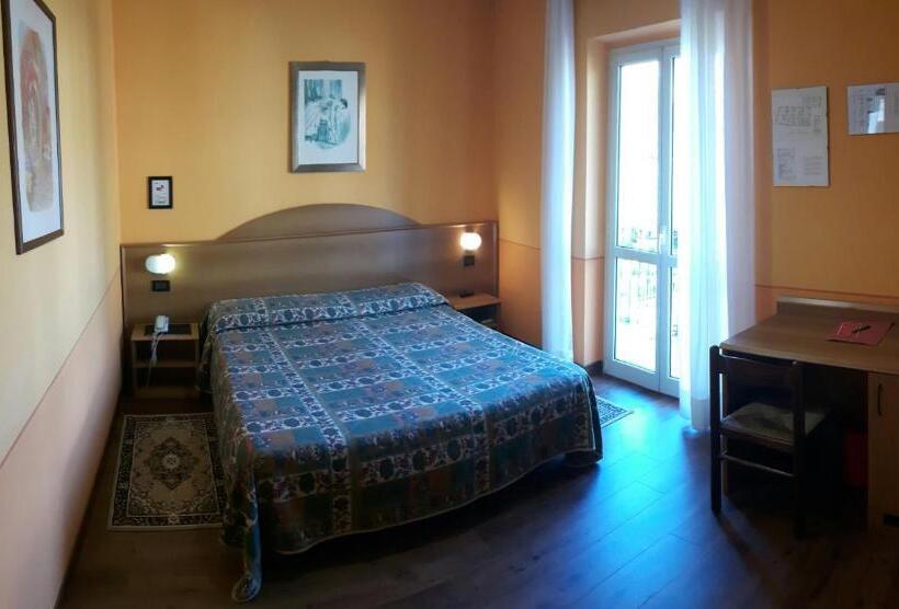 غرفة قياسية مزوَّدة بشُرفة, Azalea