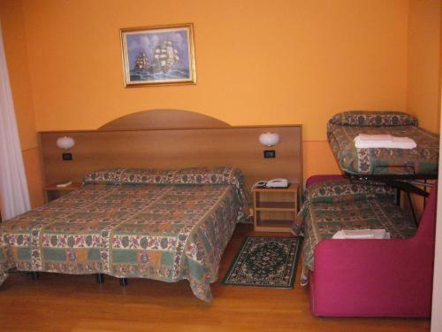 غرفة قياسية ثلاثية, Azalea