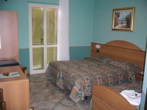 غرفة قياسية ثلاثية, Azalea