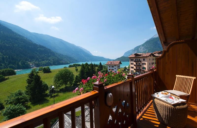 جناح جونيور مطل علي البحيرة, Du Lac