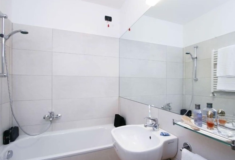 חדר סטנדרט לשלושה, Mary