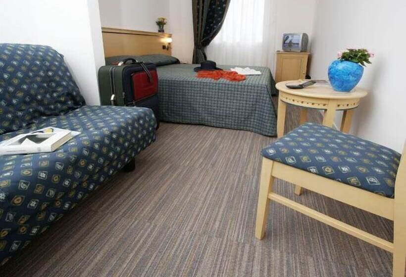 חדר סטנדרט לשלושה, Mary