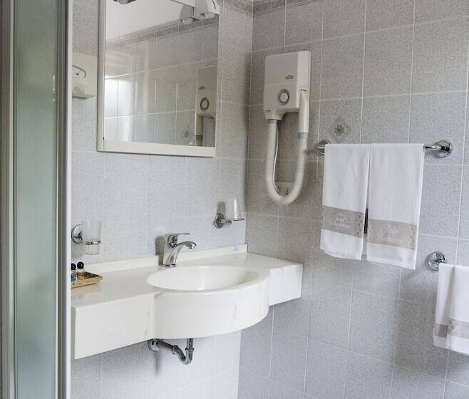 اتاق استاندارد سه نفره, Redebora