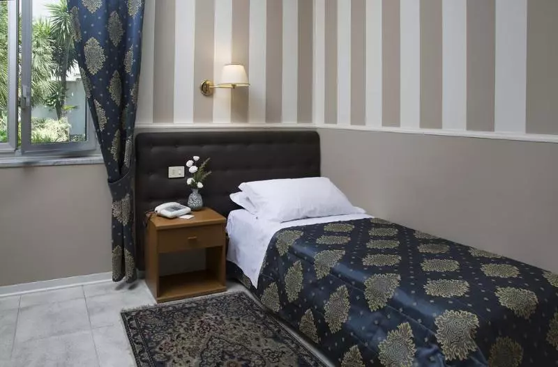 اتاق استاندارد یک نفره, Redebora