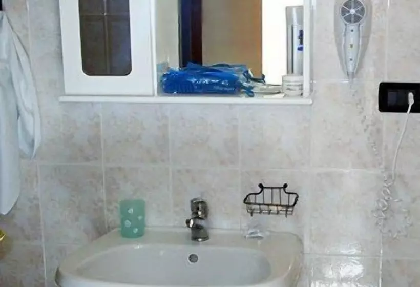 اتاق استاندارد چهار تخته, Serafino
