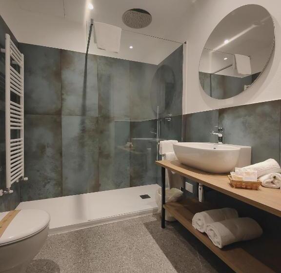 חדר משפחתי, Stella Del Mare