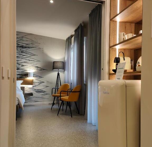 חדר משפחתי, Stella Del Mare