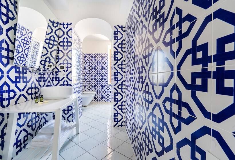 غرفة عائلية مطلّة علي البحر, Torre Barbara