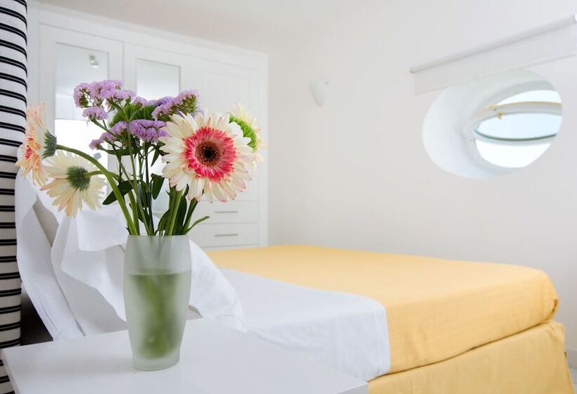 غرفة قياسية مطلّة علي البحر, Torre Barbara