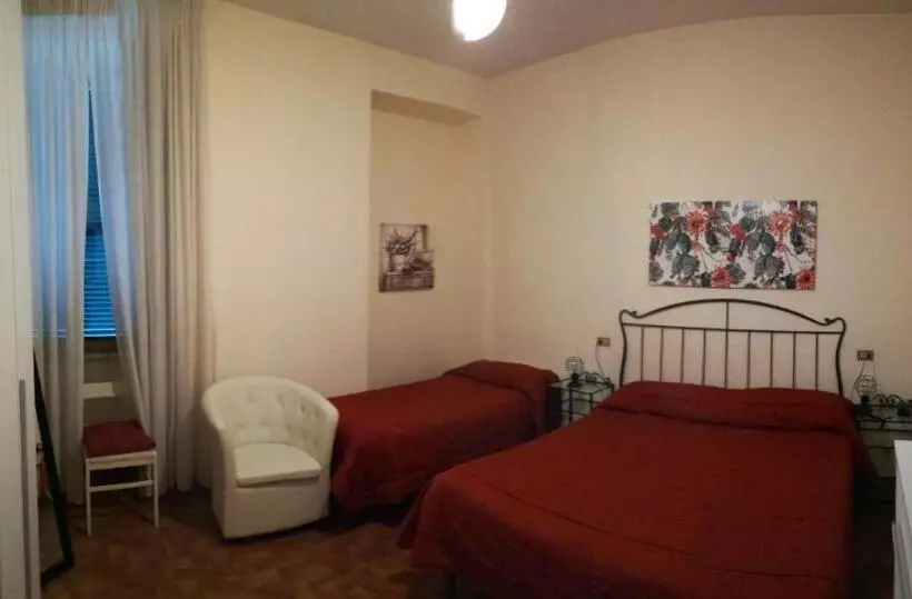 Standard Kolmen Hengen Huone, Universo