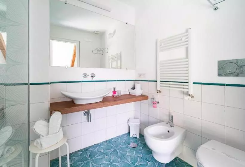اتاق لوکس با بالکن و چشم‌انداز دریا, Villa Annalara Charme And Relax