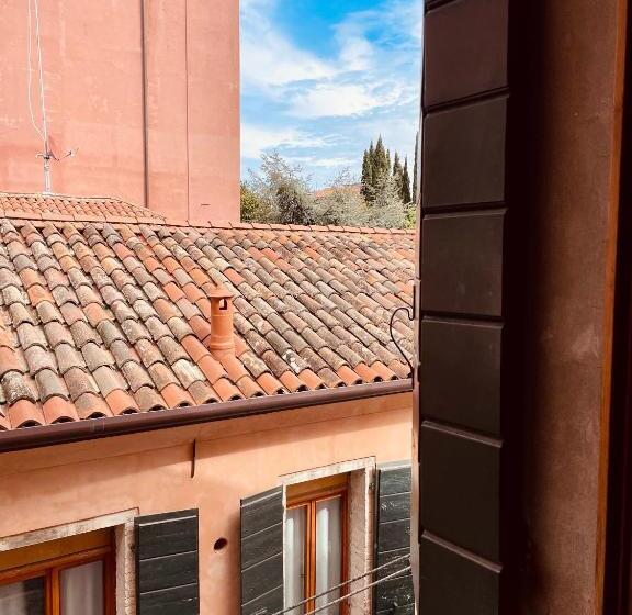 اتاق استاندارد, Alla Corte Rossa