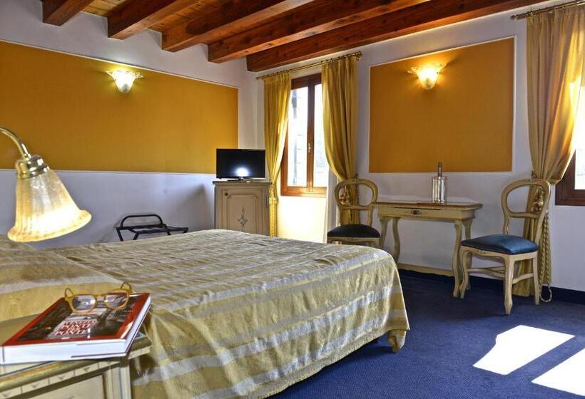 اتاق سوپریور سه تخته, Alla Corte Rossa