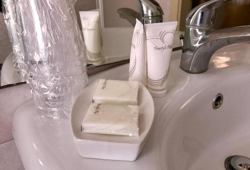 اتاق اکونومی, Alla Corte Rossa