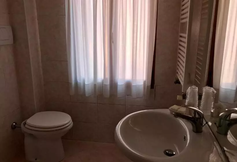 اتاق اکونومی, Alla Corte Rossa