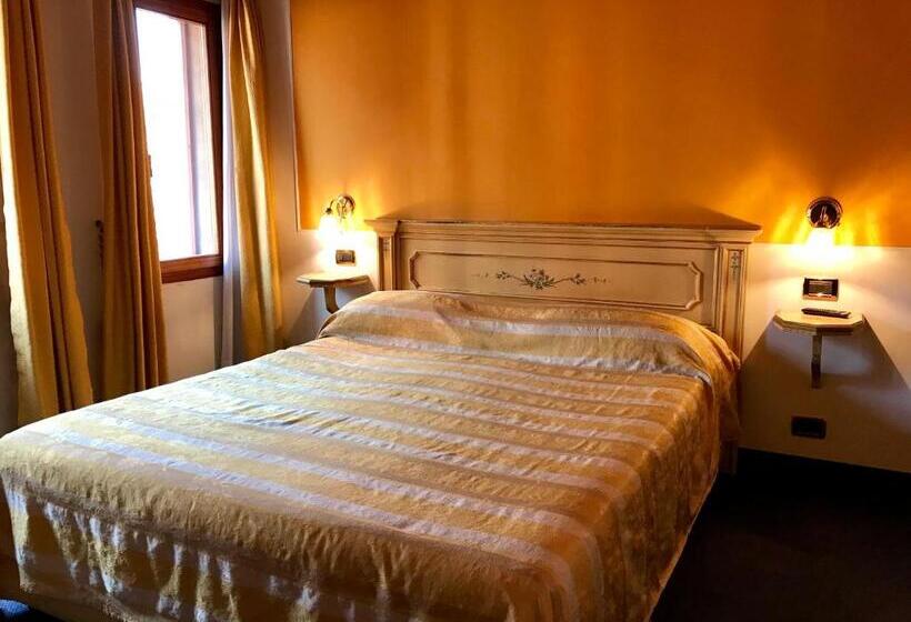 اتاق اکونومی, Alla Corte Rossa