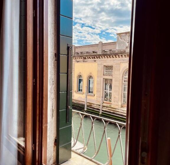 اتاق سوپریور سه تخته, Alla Corte Rossa