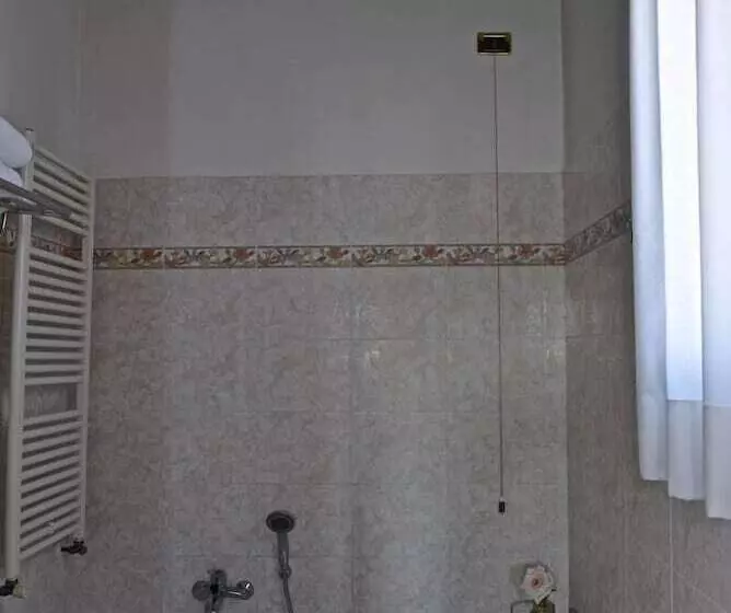 اتاق اکونومی, Alla Corte Rossa