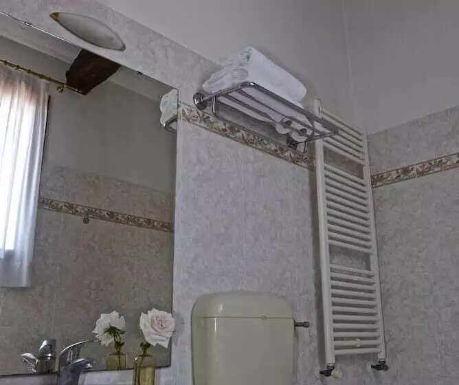 اتاق اکونومی, Alla Corte Rossa