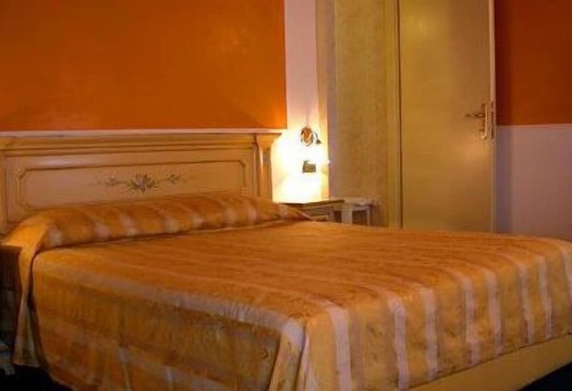 اتاق اکونومی, Alla Corte Rossa