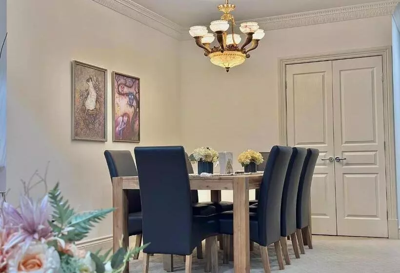 1 Bedroom Penthouse Apartment, Macarthur Chambers