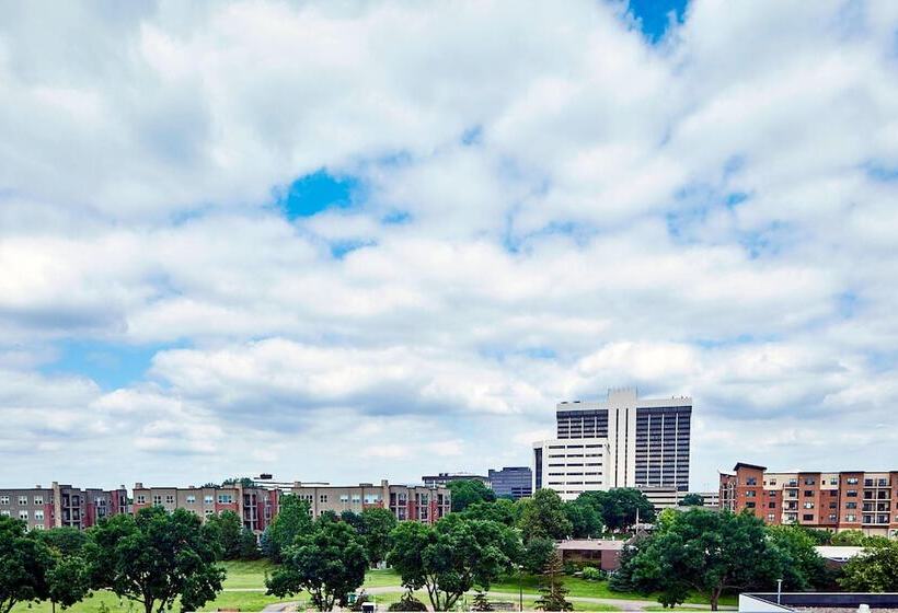 جناح, Minneapolis Marriott West