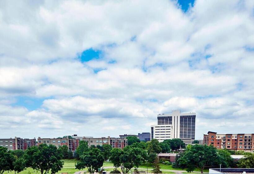 جناح, Minneapolis Marriott West