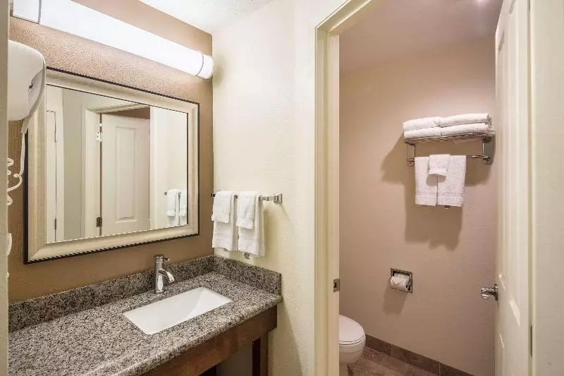 キングサイズベッドのスタンダードルーム, Quality Inn & Suites Coeur d'Alene