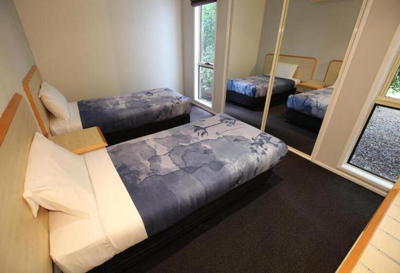 Семейный Номер, Red Bridge Motor Inn