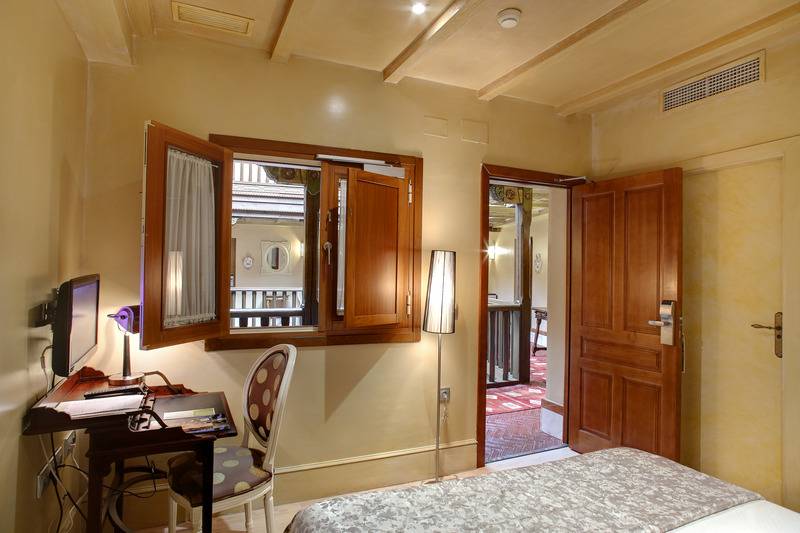 اتاق استاندارد اینتریور, Sacristia De Santa Ana