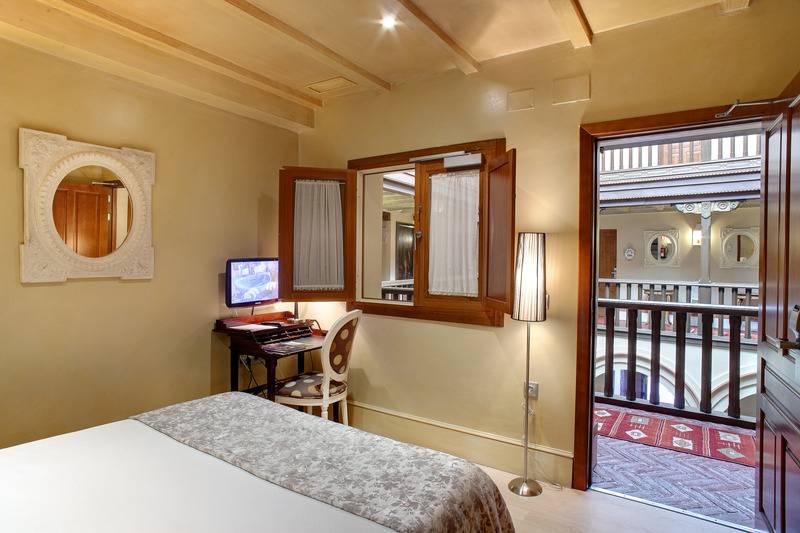 اتاق استاندارد اینتریور, Sacristia De Santa Ana