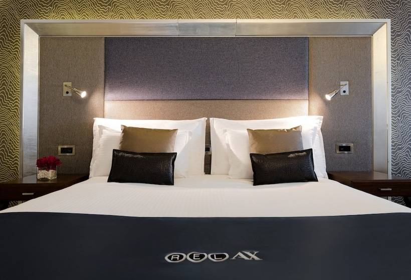 اتاق اجرایی, Ax The Palace