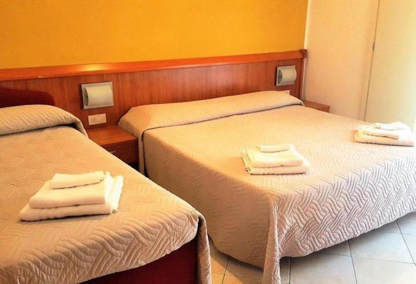 اتاق استاندارد سه نفره, Bengasi