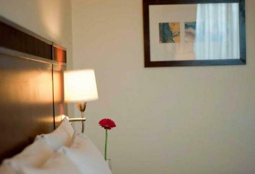 חדר אקזקיוטיב, Hodelpa Garden Court