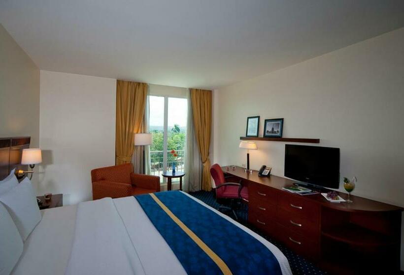 חדר אקזקיוטיב, Hodelpa Garden Court