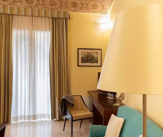 سوییت جونیور با چشمانداز جانبی دریا, Palazzo Papaleo