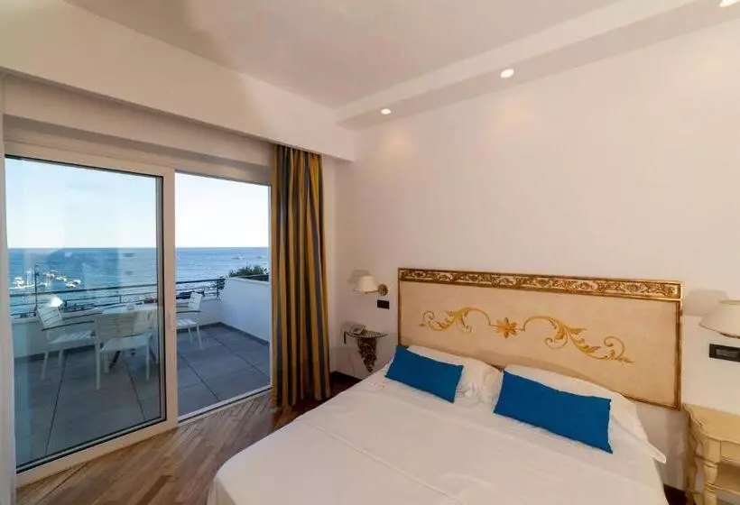 اتاق سوپریور با چشم‌انداز دریا و بالکن, Punta Campanella Resort & Spa