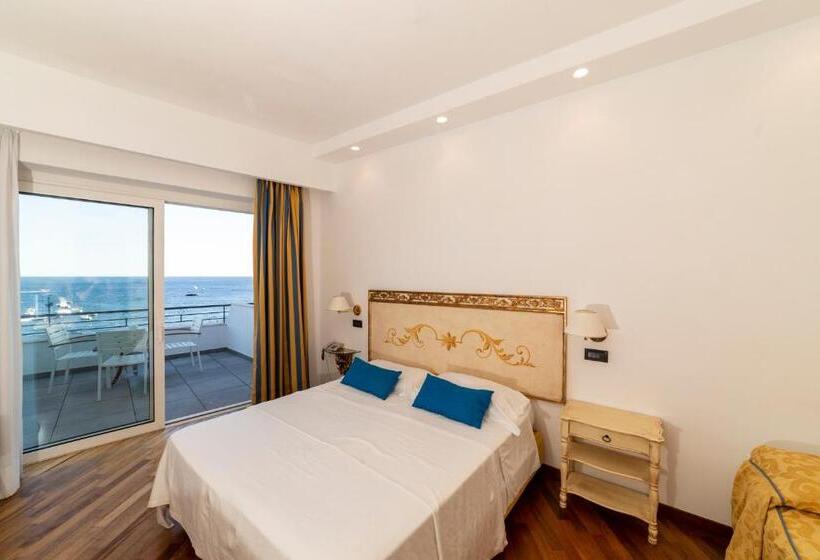 Superior 3 pers. Havudsigt, Punta Campanella Resort & Spa