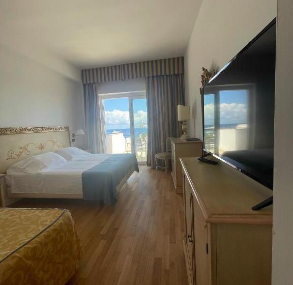 اتاق سه نفره سوپریور با چشم‌انداز دریا, Punta Campanella Resort & Spa