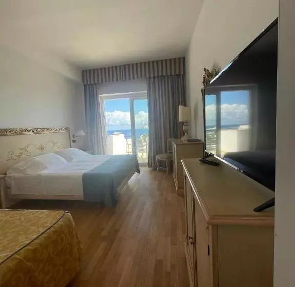اتاق سه نفره سوپریور با چشم‌انداز دریا, Punta Campanella Resort & Spa
