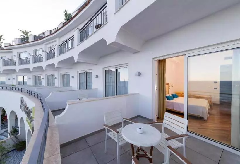 اتاق سه نفره سوپریور با چشم‌انداز دریا, Punta Campanella Resort & Spa