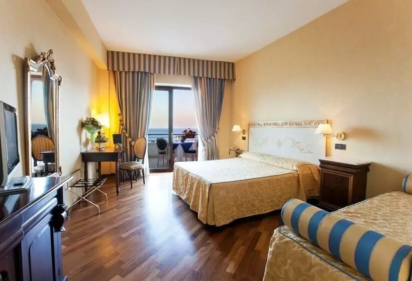 اتاق سه نفره سوپریور با چشم‌انداز دریا, Punta Campanella Resort & Spa