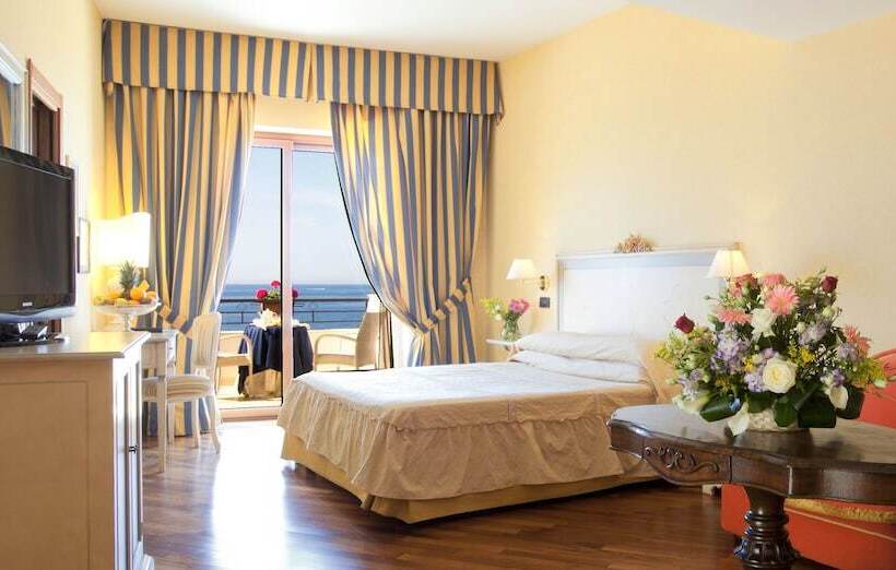 اتاق سه نفره سوپریور با چشم‌انداز دریا, Punta Campanella Resort & Spa