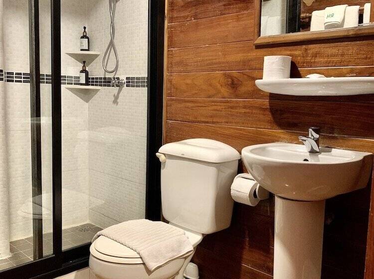 غرفة قياسية ثلاثية, Riverhouse The Teak House