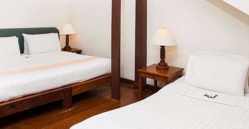 غرفة قياسية ثلاثية, Riverhouse The Teak House