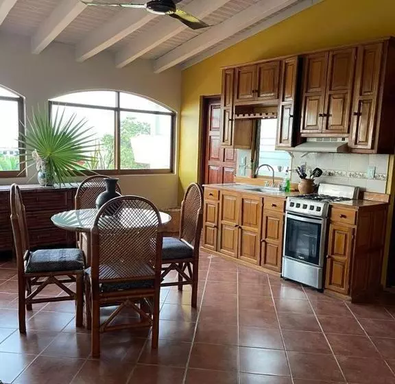 سوییت با چشمانداز دریا, Suites La Hacienda