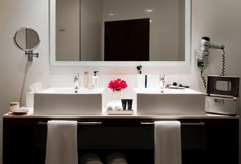 اتاق خانوادگی, Ax The Palace